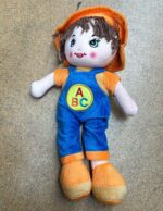 Papusa cu salopeta Albastra Spune Rugaciuni in limba romana