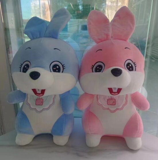 Jucarie din plus Iepurasul Vesel cu bavetica pentru copii