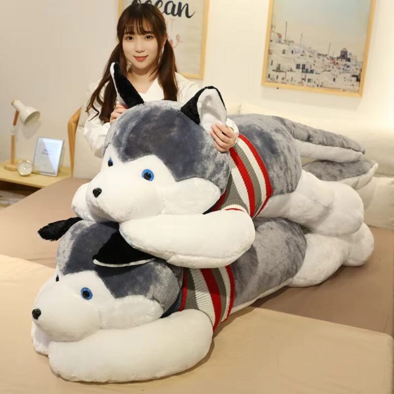 Perna lunga din plus Jucarie Catelul Husky moale si pufos imbracat