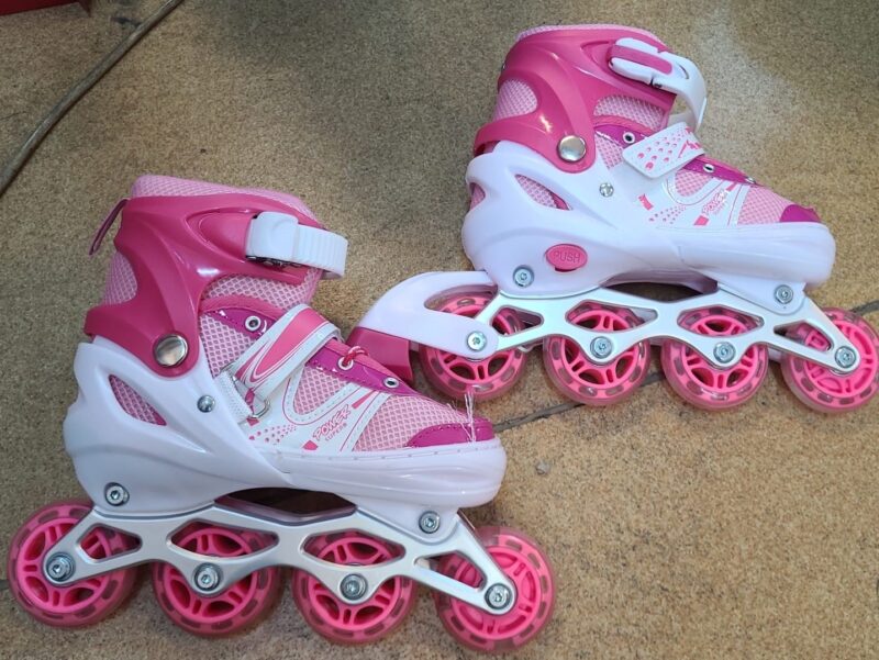 Role reglabile copii Roz Marime ajustabila cu rotile in linie