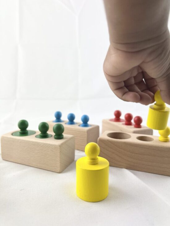 Jucarii Montessori Cilindri cu 3 Dimensiuni din lemn colorati 4 seturi