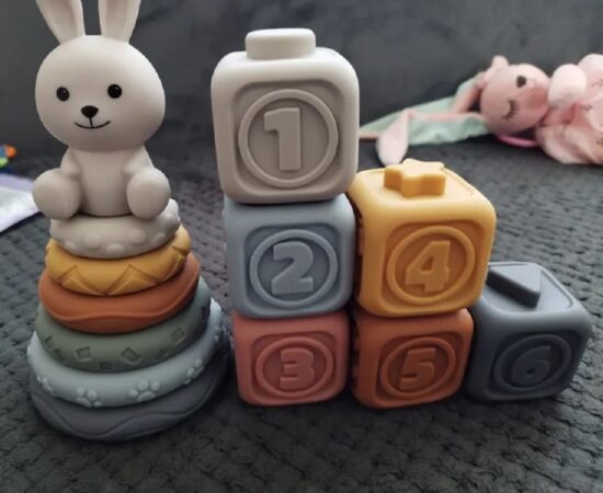 Jucarie bebe Piramida Iepuras cu Cercuri Cuburi moi Senzoriale